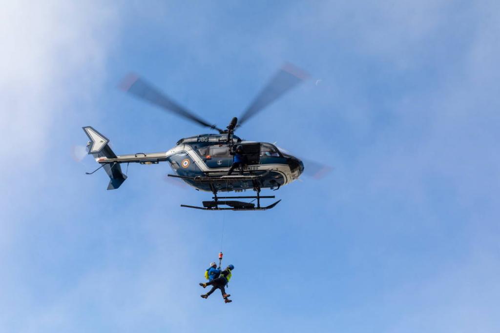 L'électricien coincé dans un téléphérique de l'Aiguille du Midi a été sauvé par hélicoptère par le PGHM de Chamonix. Source photo @ ledauphine.com
