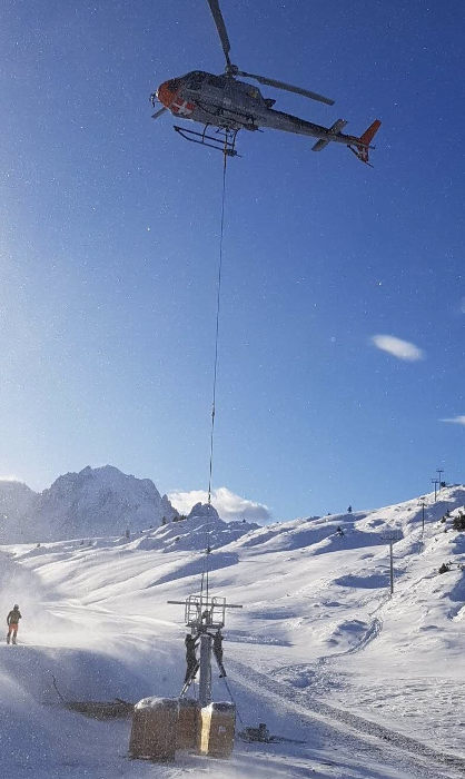 Ce jeudi 21 novembre l’installation du téléski des Posettes a nécessité l’intervention de l’hélicoptère de Chamonix Mont-Blanc hélicoptères.  Photo Le DL /Jean-Pierre VEILLARD