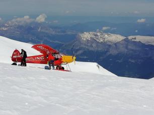 The Breitling company had taken a publicity stunt landing 300 meters under the summit of Mont Blanc last June. Photo source @ledauphine.com