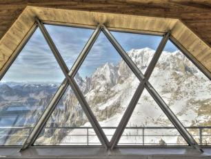 Skyway Monte Bianco, Punta Helbronner, par Jean-Michel Byl, sous licence CC BY 4.0, found on https://www.flickr.com/photos/agcglasseurope/24636636792  