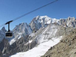 Skyway Monte Bianco view, par SteGrifo27, sous licence CC BY 4.0, found on https://commons.wikimedia.org/wiki/File:Skyway_Mont_Blanc.jpg#file 