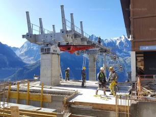 La Compagnie du Mont-Blanc travaille dur pour installer la nouvelle télécabine de la Flégère, source photo @ ledauphine.com