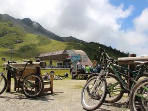 Mountain bikes on Grands Montets in summer, photo @ https://www.chamonix.com/