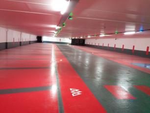 Le parking Saint Michel est désormais aux couleurs de Chamonix: rouge et gris avec logo. Photo source: @www.facebook.com/Mairie-de-Chamonix-Mont-Blanc