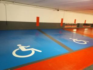 Reserved parking spaces (blue color) near the exit doors of the car park for people with reduced mobility. Photo source: @www.facebook.com/Mairie-de-Chamonix-Mont-Blanc