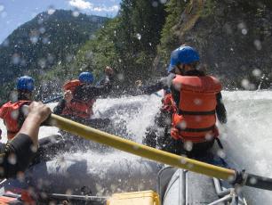 Rafting on the Arve River in Chamonix with a guide is a safe and enjoyable experience for the whole family, Photo @ SessionRaft.fr