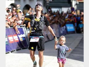 Scott Hawker crossing the finished line with his daughter. photo source @ledauphine.com