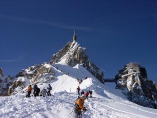 The Vallée Blanche is an ideal starting point for numerous sports both in winter and summer